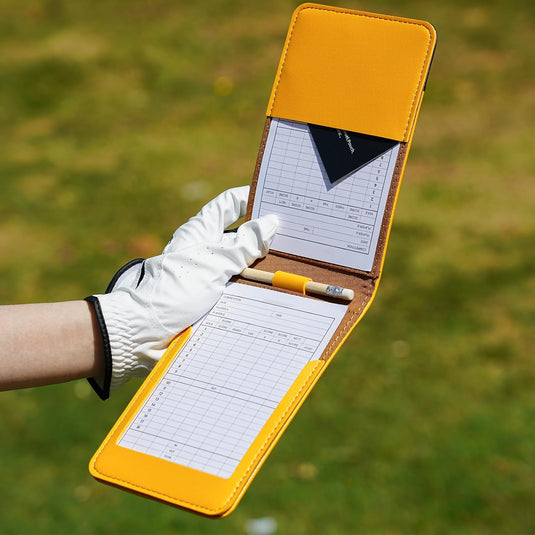Golf scorekaarthouder van kunstleer met berenborduurwerk inclusief 10 scorekaarten en potlood – yardageboek – golfscoreboek