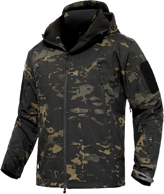 De Camouflage tactische heren softshell jas biedt een robuuste stijl met een capuchon, rits aan de voorkant en meerdere zakken met rits op de borst, armen en zijkanten. Deze gedragen jas is uw perfecte metgezel voor comfort tijdens elk outdooravontuur.