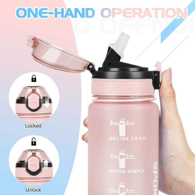 Load image into Gallery viewer, Een hand houdt de 💧 BPA-vrije sportwaterfles van 1 liter vast – stimulerend, lekvrij en klaar voor elke dag 🏋️‍♀️ met roze kleur, openklapbaar deksel en rietje. Inzetafbeeldingen tonen dekselvergrendeling/ontgrendeling; tekst benadrukt gebruik met één hand en tijdmarkeringen.
