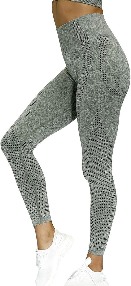 Een persoon in zijprofielpositie draagt grijze getextureerde leggings met hoge taille en witte sneakers, wat het comfort van duurzame stof benadrukt, perfect met de "Zie er geweldig uit en voel je geweldig in deze 3-delige yoga workoutset!.