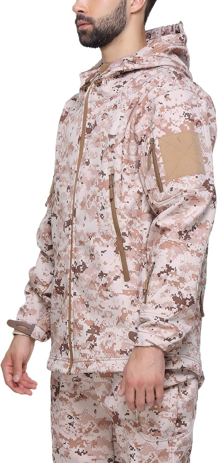 Laad afbeelding in Galerijviewer, Een persoon staat in profiel aan de linkerkant, met een hooded desert camo jas. Deze Camouflage tactische heren softshell jas is stijlvol en functioneel, met meerdere ritsen en zakken voor gemak, waardoor het de perfecte metgezel is voor outdoor avonturen.
