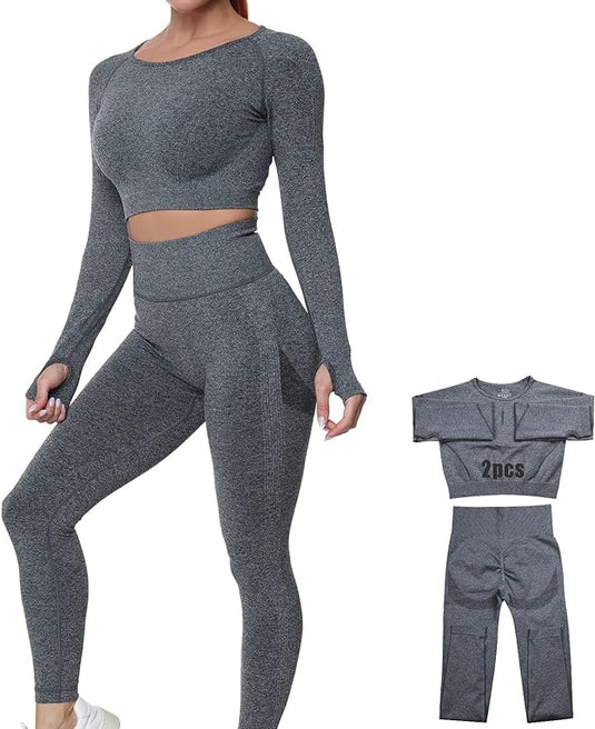 Een persoon poseert in een grijze yoga workout set van de 3-delige yoga workoutset, met een lange mouw crop top en een high-waisted, sluitende legging van versleten stof. Een inzet toont het laid-flat ensemble.