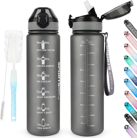 Twee 💧 BPA-vrije sportwaterflessen van 1 liter – stimulerend, lekvrij en klaar voor elke dag 🏋️‍♀️, met flip-top deksel, tijdmarkeringen en reinigingsborstel, in zwart uitgevoerd. Meer kleuren rechts getoond.