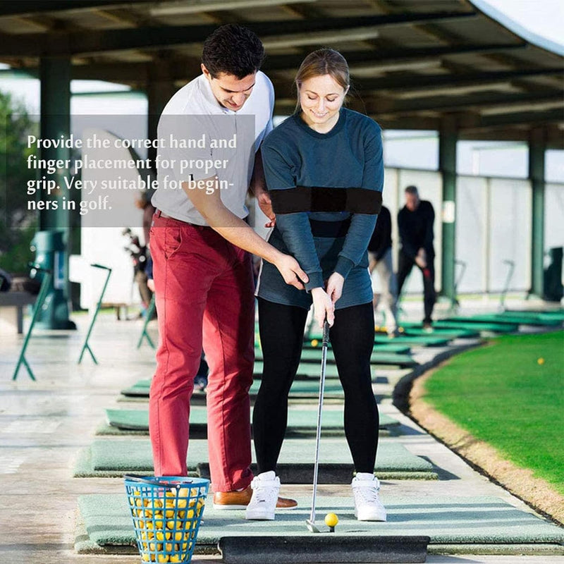 Laad afbeelding in Galerijviewer, Een golfleraar gebruikt de &quot;Verbeter jouw golfspel met onze 2 stuks golf swing trainer houding correction band set&quot; op de driving range, terwijl een vrouw oefent met een rij matten en een mand met ballen om haar vaardigheden te verbeteren.

