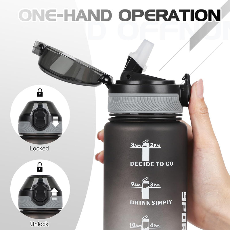 Load image into Gallery viewer, Een hand houdt een 💧 BPA-vrije sportwaterfles van 1 liter groot met flip-top deksel in afgesloten en ontgrendelde stand, opvallend met verleidelijkde tijdmarkeringen en inspirerende zinnen – lekvrij en klaar voor elke dag 🏋️‍♀️.
