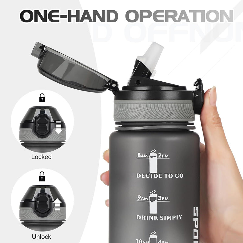 Load image into Gallery viewer, Een hand houdt de 💧 BPA-vrije sportwaterfles van 1 liter vast – stimulerend, lekvrij en klaar voor elke dag 🏋️‍♀️ met een opklapbaar deksel, rietje, vergrendelde/ontgrendelde posities en tijdmarkeringen om je drinkschema bij te houden.
