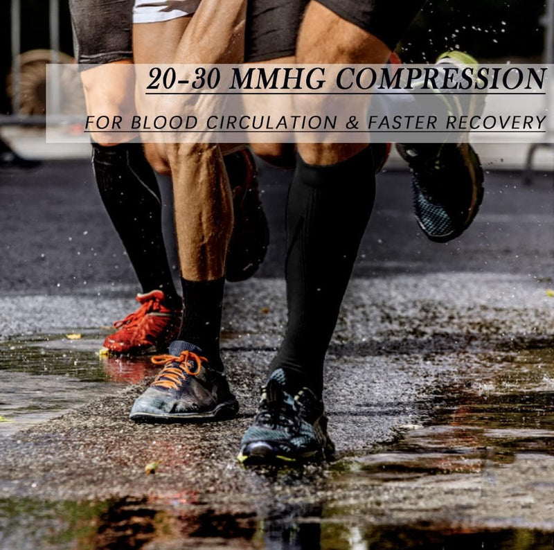 Load image into Gallery viewer, Twee hardlopers dragen compressiekousen op een natte ondergrond. Tekstoverlay: &quot;Maximale ondersteuning en comfort – Ontdek de kracht van compressiekousen! 🏃‍♂️🦵.
