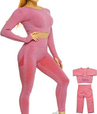 Iemand draagt een roze 3-delige yogaset uit de 'Zie er geweldig uit en voel je geweldig in deze 3-delige yoga workoutset', inclusief een crop top met lange mouwen en een legging met hoge taille gemaakt van vaste stof. Een kleinere afbeelding toont de set afzonderlijk ingedeeld.