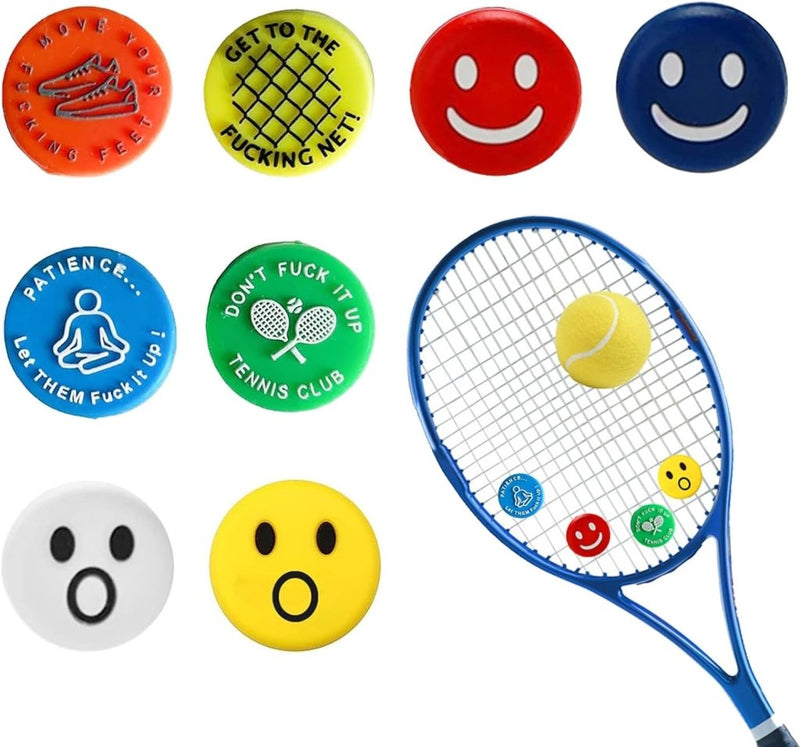 Laad afbeelding in Galerijviewer, Een blauwe tennisracket en bal zijn omgeven door levendige siliconen trillingsdempers, elk met unieke uitdrukkingen en tekstontwerpen. Verbeter de schokdemping met &quot;Verbeter jouw spel met onze grappige tennisdempers!&quot; voor extra plezier tijdens je spel.
