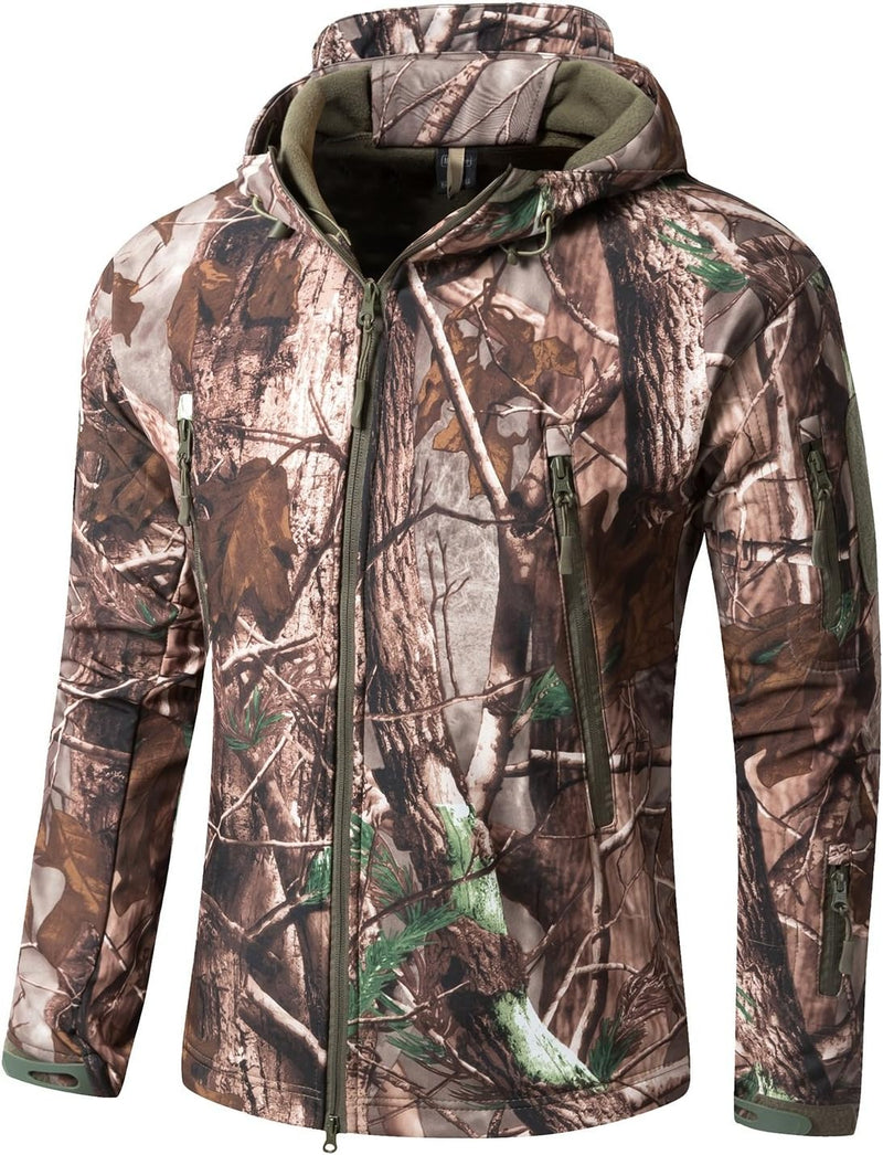 Laad afbeelding in Galerijviewer, De Camouflage tactische heren softshell jas, ideaal voor buitenavonturen, heeft een capuchon, bosmotief, rits aan de voorkant en wordt afgebeeld op een witte achtergrond.
