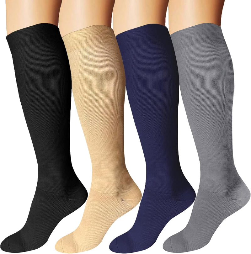 Load image into Gallery viewer, Ontdek de kracht van compressiekousen! Vier paar kniehoge sokken in zwart, beige, marineblauw en grijs op mannequinbenen ondersteunen de bloedcirculatie en verminderen spiervermoeidheid. Maximale ondersteuning en comfort!.
