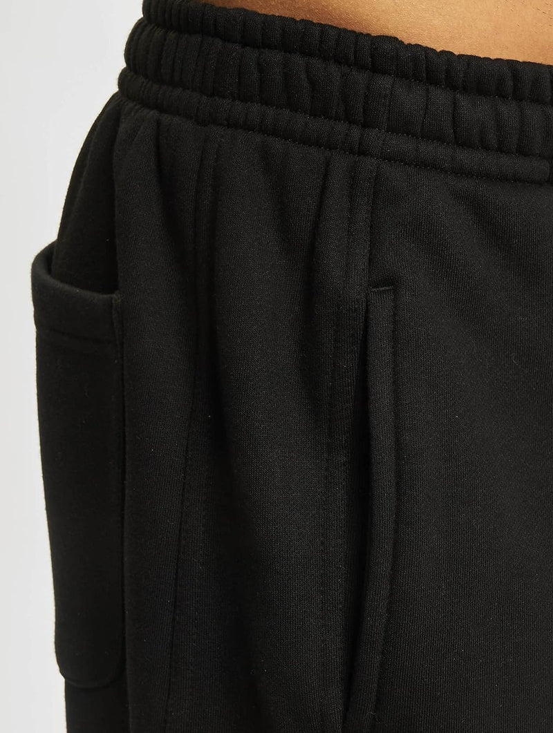 Laad afbeelding in Galerijviewer, Close-up van een persoon die de &quot;Comfortabele en stijlvolle joggingbroek voor heren&quot; in het zwart draagt, voorzien van een taille met trekkoord, meerdere zakken en een nonchalante slanke snit voor ultieme stijl.

