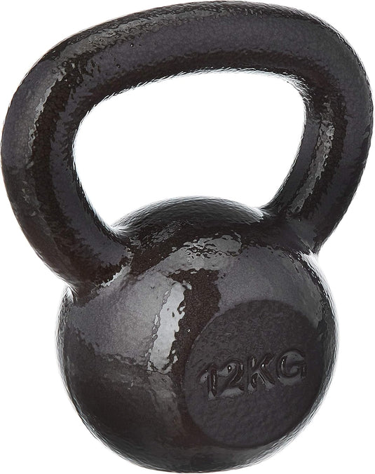 De 💪 kettlebell is een strak, 12 kg zwaar trainingsapparaat van gietijzer met een glanzend oppervlak, ideaal voor krachttraining en het verbeteren van uw thuiswork-outs.