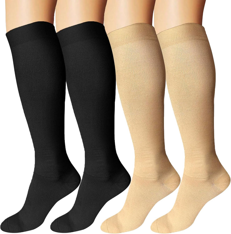 Load image into Gallery viewer, Vier kniehoge compressiekousen in zwart en beige op mannequinbenen tonen de Maximale ondersteuning en comfort – Ontdek de kracht van compressiekousen! 🏃‍♂️🦵 voor een betere bloedcirculatie en minder spiervermoeidheid.
