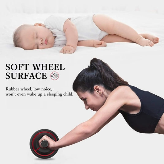 Een vrouw gebruikt de "Versterk je core met onze Ab-roller voor thuisfitness!" terwijl er een baby in de buurt slaapt. Het zachte wieloppervlak en het lage geluidsniveau maken het de perfecte buikspiertrainer om je core te versterken zonder je kleintje te storen.