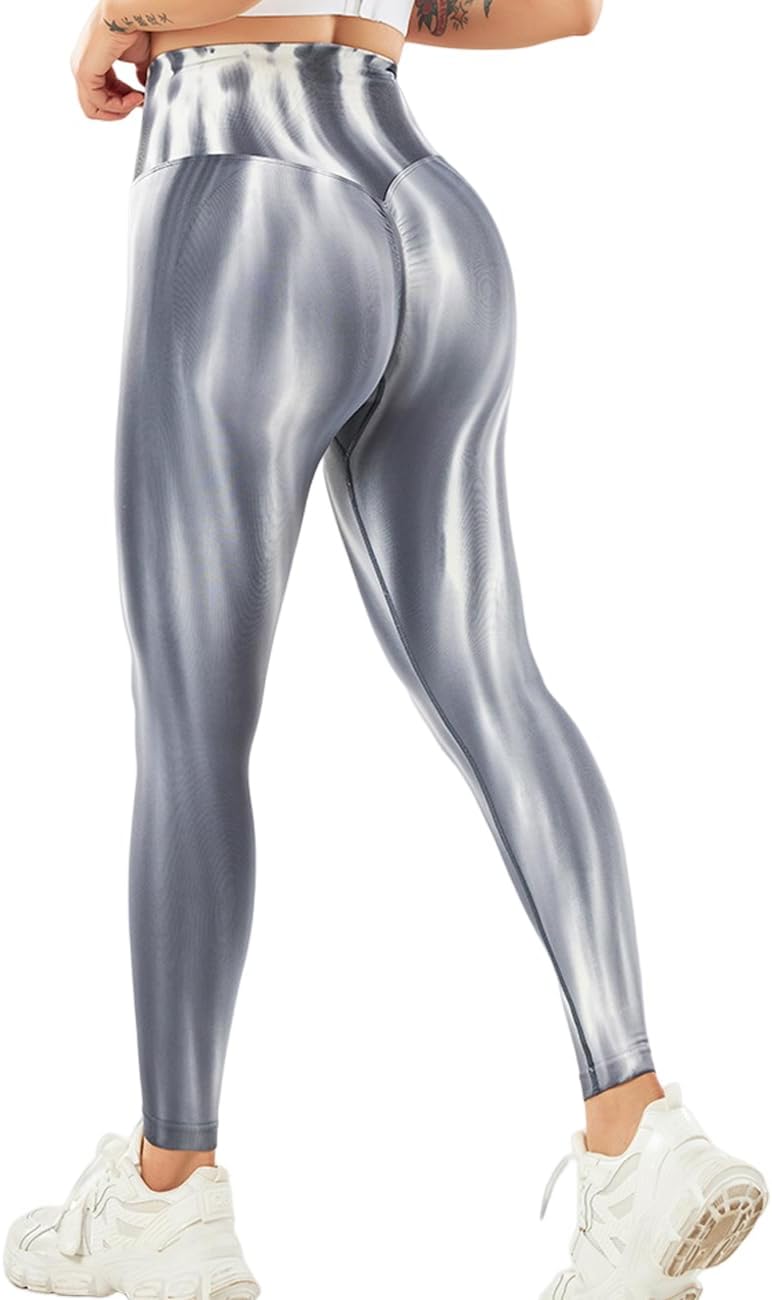 Load image into Gallery viewer, Een persoon in een glimmende grijze legging met een hoge tailleband en witte sneakers staat met één been gebogen. Deze compressie sportlegging, met een geplooide billenontwerp, verbetert moeiteloos het silhouet. Ervaar ultiem comfort en stijl met onze compressie sportlegging!.
