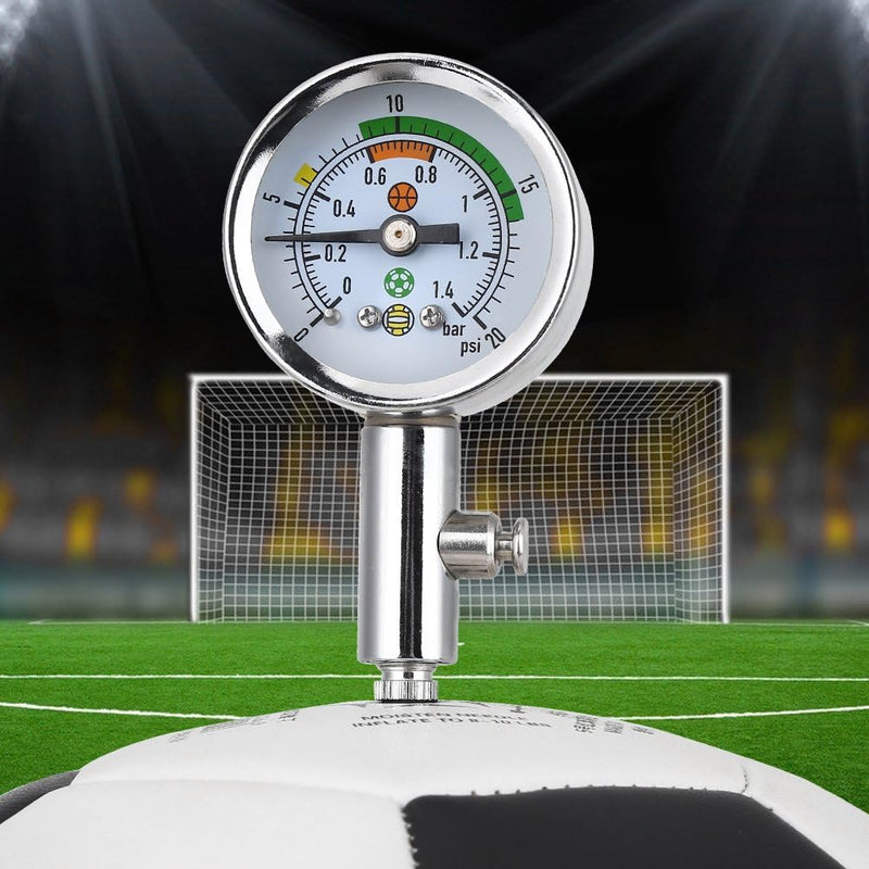 Load image into Gallery viewer, De &quot;Optimaliseer je spel met onze mini luchtdrukmeter voor sportballen!&quot; is bevestigd aan een voetbal met het doel op de achtergrond. Het geeft de druk weer in bar en psi, wat zorgt voor optimale prestaties tijdens het spel.
