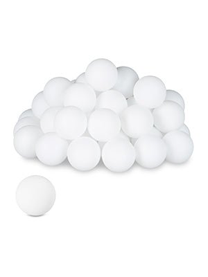 Laad afbeelding in Galerijviewer, Een stapel witte pingpongballetjes en één losse bal op de voorgrond, doen denken aan een levendig beerpongspel met Speel&#39;s veelzijdige set van 100 beerpongballetjes.
