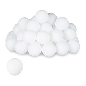 Laad afbeelding in Galerijviewer, Een stapel witte pingpongballetjes met één losse aan de voorkant, ideaal voor beerpongspelletjes met de veelzijdige set van 100 beerpongballetjes van Speel, dag uit en knutsel.
