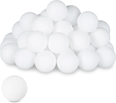 Een stapel witte pingpongballetjes met één bal geïsoleerd aan de voorkant, ideaal voor gebruik met de veelzijdige 100-delige set beerpongballetjes in verschillende drankspelletjes.