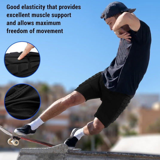 Een persoon skateboardt in een zwarte gewatteerde short die de bescherming en het comfort maximaliseert. Deze short van "Optimaliseer je bescherming en comfort met onze opbergbroek!" is voorzien van elastische ondersteuning en EVA-pads! bieden superieure bewegingsvrijheid.
