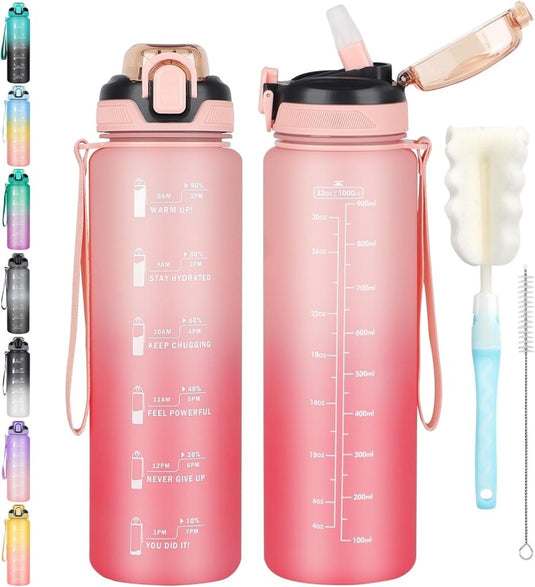 Ontvang twee roze gradient Blijf gehydrateerd sportdrinkflessen met tijdmarkeringen en motiverende zinnen, met flip-top deksels, rietjes, draagriemen, plus een schoonmaakborstel en spons. Extra kleuren beschikbaar om je de hele dag gehydrateerd te houden.