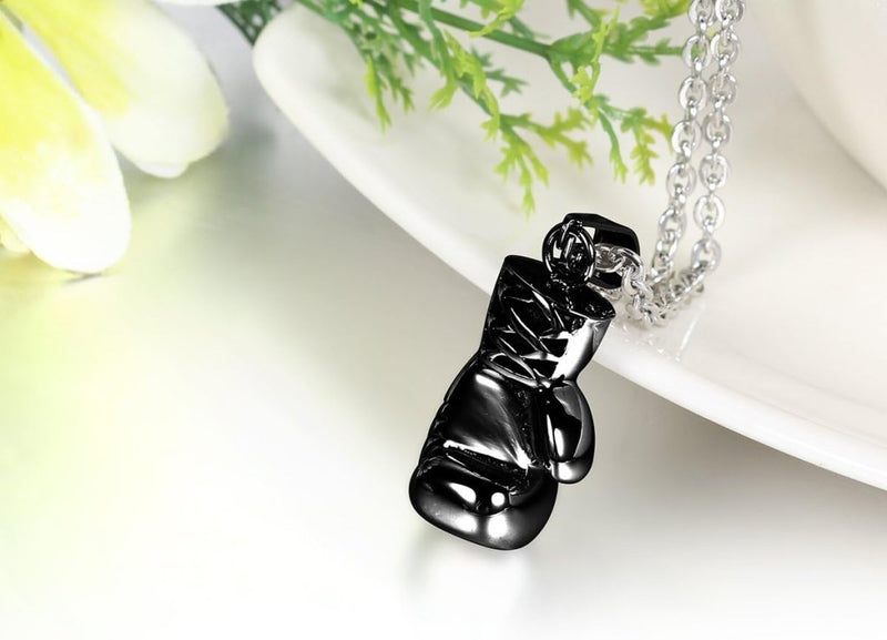Laden Sie das Bild in Galerie -Viewer, Bokshandschoen ketting van roestvrij staal met hanger en karabijnsluiting – bokssieraden – sportketting - happygetfit.com
