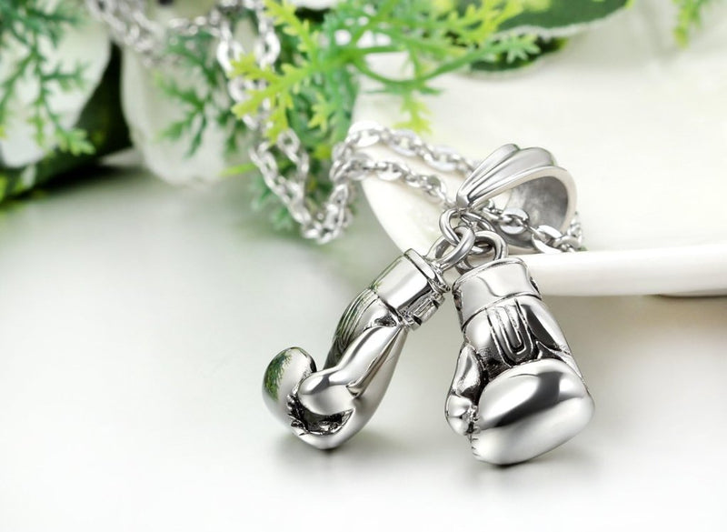 Laden Sie das Bild in Galerie -Viewer, Bokshandschoen ketting van roestvrij staal met hanger en karabijnsluiting – bokssieraden – sportketting - happygetfit.com
