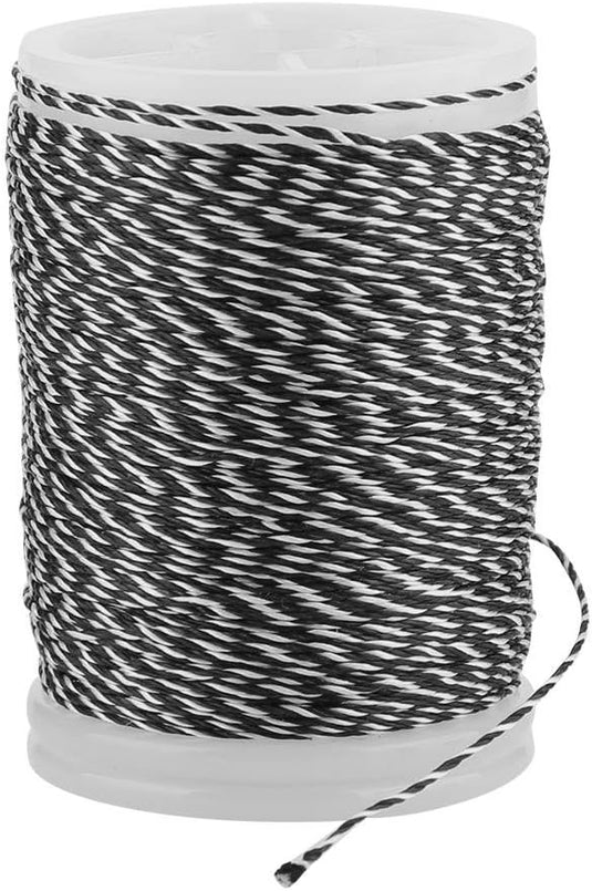 Een spoel van zwart en wit touw met één los uiteinde, gemaakt van trekbestendige materialen voor duurzaamheid. Product: Verhoog je boogschietprestaties met onze boogsnoer serverdraad!.