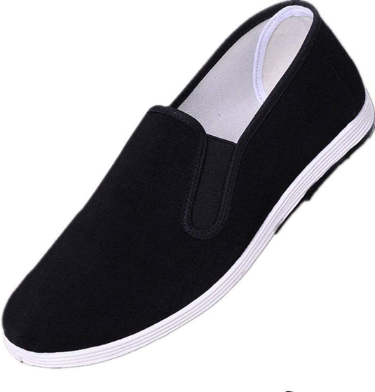 Deze Chinese Traditionele Oude Peking Schoenen zijn moderne, zwarte instappers met een witte antislip rubberen zool en combineren stijl en elegantie van traditionele Beijing Kung Fu Tai Chi-schoenen.