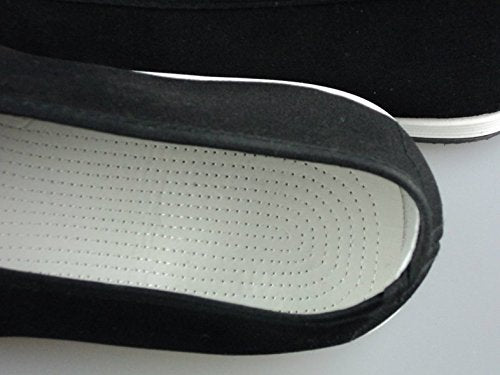 Laad afbeelding in Galerijviewer, Close-up van de binnenkant van een Chinese Traditionele Oude Peking Schoenen Kung Fu Tai Chi Schoen in het zwart, met een witte geperforeerde binnenzool en een antislip rubberen zool, die doet denken aan het traditionele schoenontwerp in Peking.
