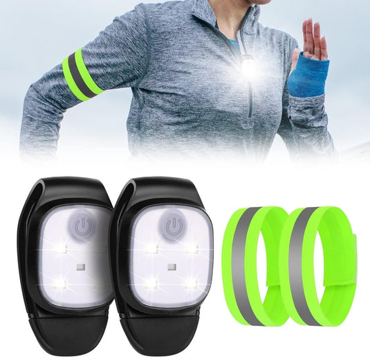 Een persoon draagt een grijs sportjack met een oplichtende armband en een borstlampje, gemarkeerd met 