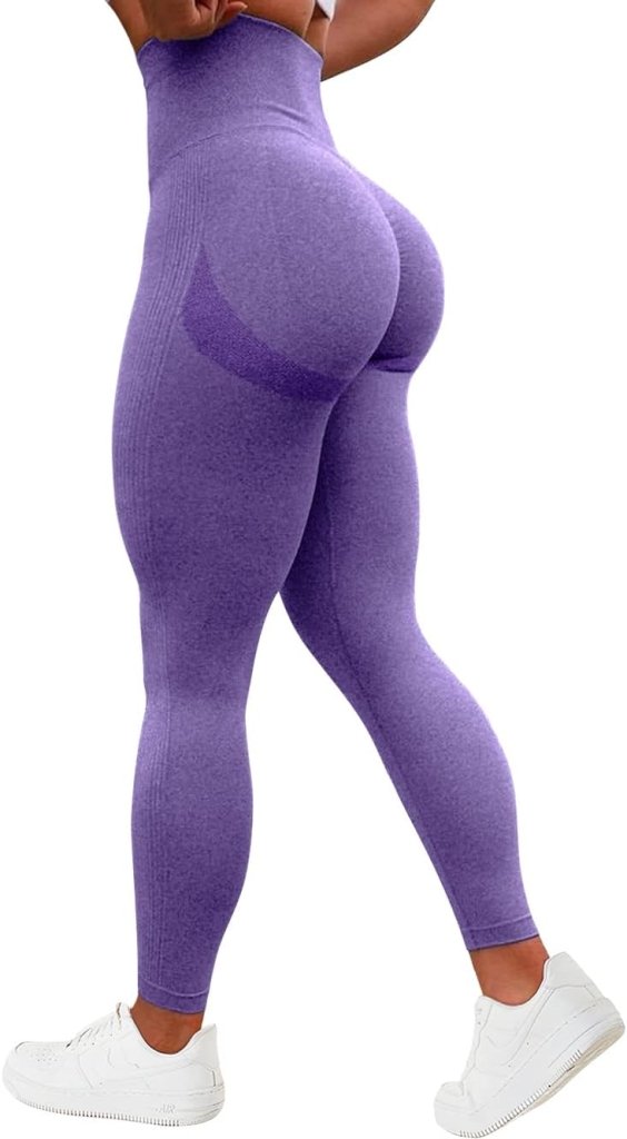 Load image into Gallery viewer, Iemand draagt Ervaar ultiem comfort en stijl met onze compressie sportlegging, met een geplooid billenontwerp, gecombineerd met witte sneakers, gezien vanaf de zijkant.
