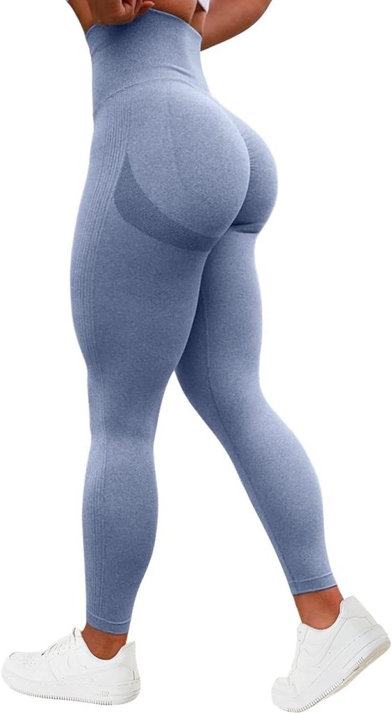 Load image into Gallery viewer, Persoon die &quot;Ervaar ultiem comfort en stijl met onze compressie sportlegging&quot; draagt in blauw-witte sneakers, camera aan de achterkant.
