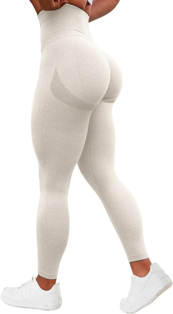Load image into Gallery viewer, Persoon in onze compressie sportlegging voor ultiem comfort en stijl, gecombineerd met witte sneakers, afgebeeld vanaf de zijkant.
