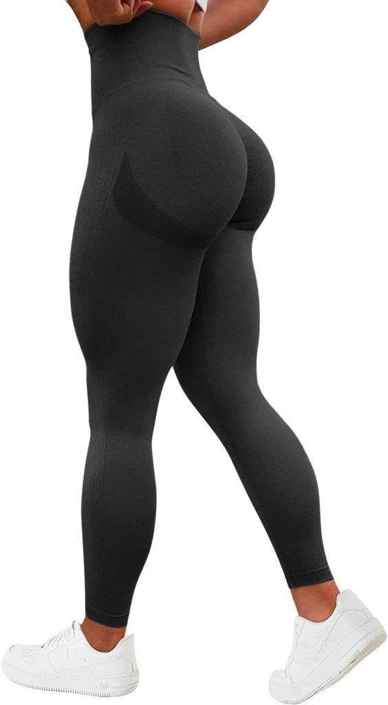 Load image into Gallery viewer, Een persoon die &quot;Ervaar ultiem comfort en stijl met onze compressie sportlegging draagt!&quot; voorzien van een geplooid billenontwerp en witte sneakers met de rug naar beneden.
