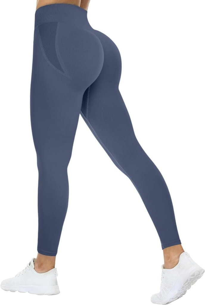 Load image into Gallery viewer, Op de foto staat iemand staand afgebeeld met onze hoog getailleerde, blauwe compressie sportlegging met geplooide billenontwerp en witte sneakers.
