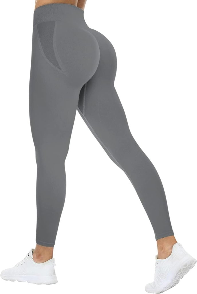 Load image into Gallery viewer, Een persoon staat in een grijze compressiesportlegging uit onze collectie en laat de zijkant en achterkant zien terwijl hij witte sneakers draagt.
