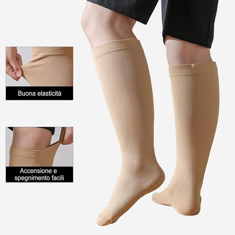 Load image into Gallery viewer, Het dragen van de beige compressiesokken, bekend om hun elasticiteit en gebruiksgemak terwijl je de bovenband verstelt, versterkt de bloedsomloop en bevordert het spierherstel. De Italiaanse kenmerken luiden: &quot;Buona elasticità&quot; en &quot;Accensione e spegnimento facili.&quot; Product: Verbeter prestaties en herstel met compressiesokken.
