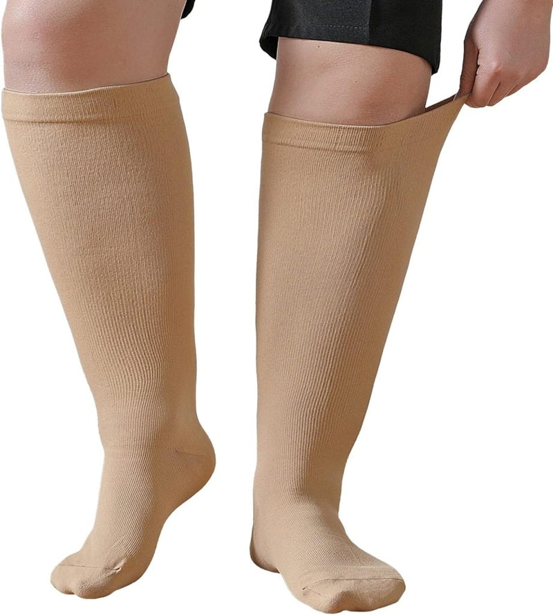 Load image into Gallery viewer, Iemand die een beige kniekous draagt &quot;Verbeter prestaties en herstel met compressiesokken voor dames en heren – Maat S/M tot 7XL&quot; trekt voorzichtig één sok omhoog, wat een optimale bloedsomloop bevordert en helpt bij het spierherstel.

