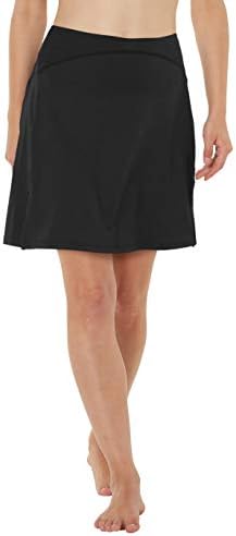 Laad afbeelding in Galerijviewer, Een persoon in een zwarte ‘Sportieve en stijlvolle golfskort voor dames’, gemaakt van verboden materiaal, wordt blootsvoets vanaf zijn middel getoond, lopend op een effen achtergrond.
