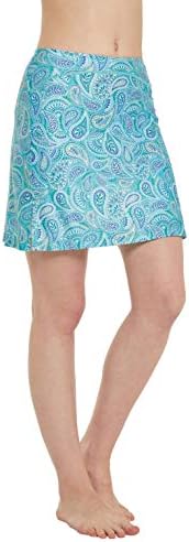 Laad afbeelding in Galerijviewer, Genietend van comfort op blote voeten draagt een vrouw de ademende &quot;Sportieve en stijlvolle golfskort voor dames&quot; in blauw en groen.
