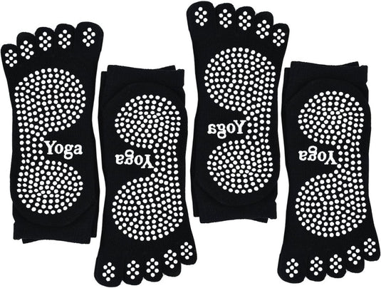 Vier paar Antislip dames yogasokken in de kleur zwart, voorzien van witte antislipstippen en de opdruk 