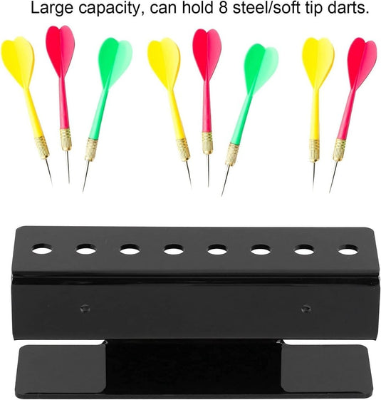 De premium acryl dartrek, gestyled in strak zwart, heeft ruimte voor acht darts: drie gele, drie rode, twee groene. De tekst luidt: 