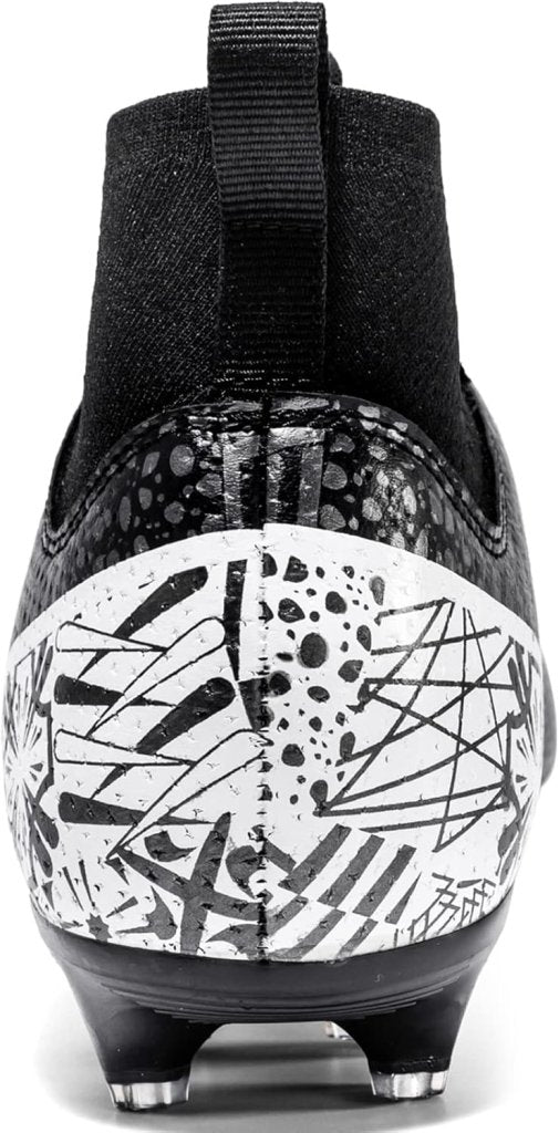 Een close-up van zwart-witte high-performance ⚽ voetbalschoenen met abstracte patronen en twee metalen noppen voor optimale grip en stabiliteit aan de achterkant.