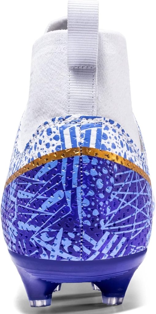 Een close-up van de achterkant van de "⚽ Domineer het veld met deze high-performance voetbalschoenen!" toont een wit bovenwerk met blauwe en paarse texturen, een oranje streep en een modern high-top design voor verbeterde grip en stabiliteit met een treklipje en noppen op de zool.