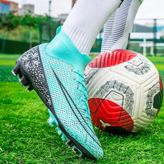 Close-up van een persoon die ⚽ Domineer het veld met deze high-performance voetbalschoenen draagt op een grasveld, klaar om een voetbal te trappen met verbeterde grip en stabiliteit in turquoise high-top design.