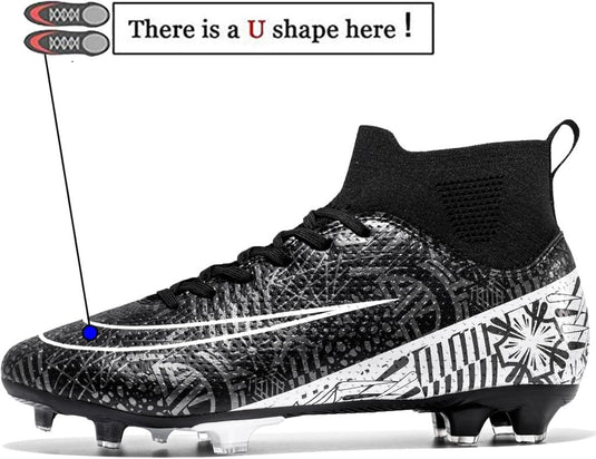 Een zwarte hoge voetbalschoenen met ingewikkelde witte patronen en een prominente 'U' bij de teen zorgt voor superieure grip en stabiliteit. [⚽ Domineer het veld met deze high-performance voetbalschoenen!].