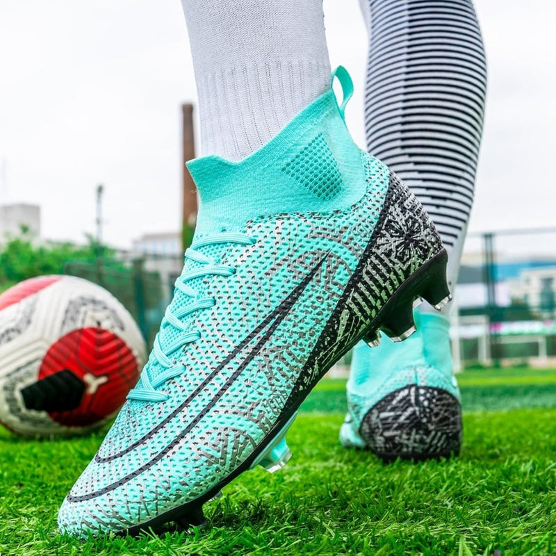 Laad afbeelding in Galerijviewer, Close-up van een voet in &quot;⚽ Domineer het veld met deze high-performance voetbalschoenen!&quot; in turquoise, met een hoog design voor verbeterde grip en stabiliteit. Een voetbal ligt op een grasveld terwijl de persoon een strakke witte en gestreepte legging draagt.
