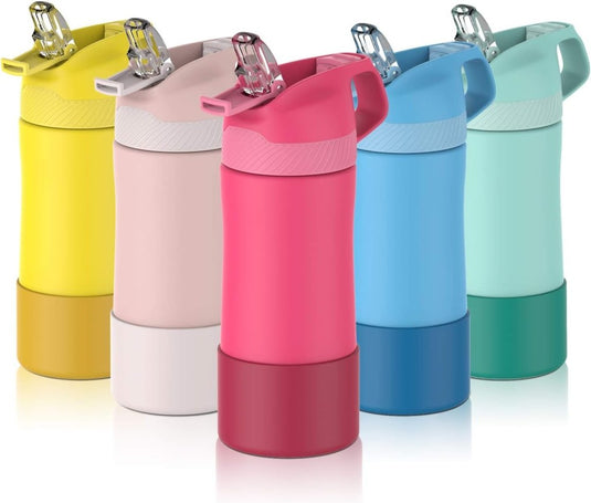 Vijf kleurrijke "Ontdek de grote kinderwaterfles" met lekvrije flip-top deksels staan opgesteld in geel, beige, roze, blauw en groenblauw. Ze zijn BPA-vrij en ideaal om de dranktemperatuur op peil te houden en morsen te voorkomen, perfect voor kleine avonturiers!.